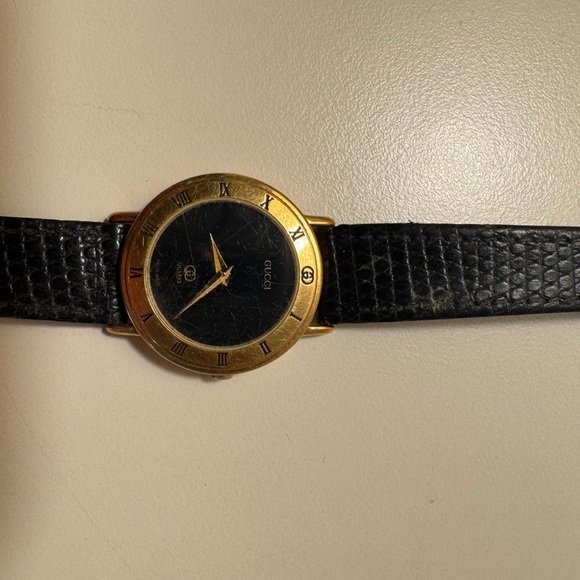 📍Vintage📍Gucci Black and Gold ladies Watch - Picture 1 of 7